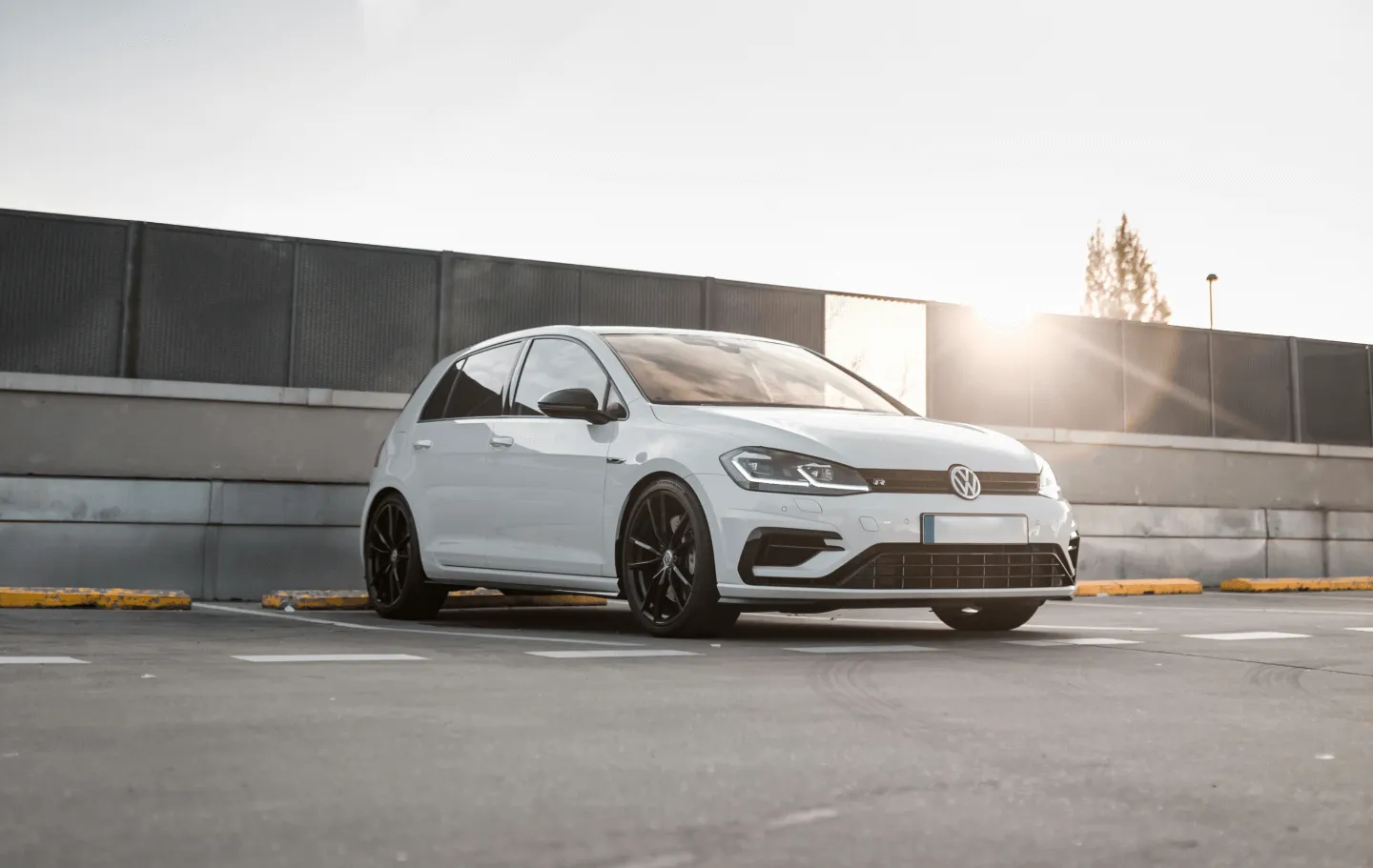 Weißer VW Golf
